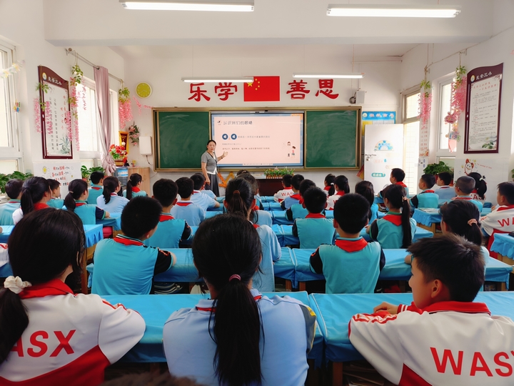 3 圖為甕安縣各中小學(xué)組織開(kāi)展“科學(xué)護(hù)眼、守護(hù)‘睛’彩世界”主題班會(huì)活動(dòng)。.jpg