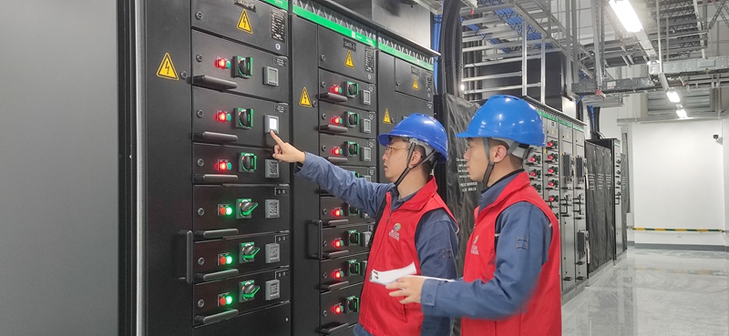 貴安供電局“云上貴安”黨員服務隊深入大數(shù)據(jù)企業(yè)進行電力排查。滕德云攝