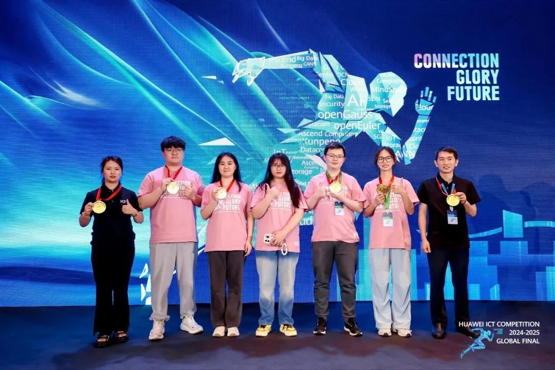 貴州工商職業(yè)學(xué)院代表隊(duì)與貴州大學(xué)代表隊(duì)合影。
