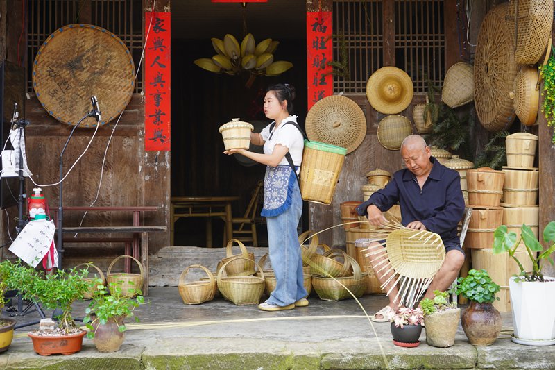 金沙縣五龍街道“技能培訓(xùn)+產(chǎn)品開發(fā)+直播帶貨”全鏈條模式“手藝經(jīng)濟(jì)”為轄區(qū)老人提供竹篾編織工作。