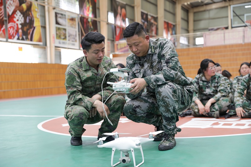 青龍街道組織干部學(xué)習(xí)無(wú)人機(jī)操作使用。廖槐花攝