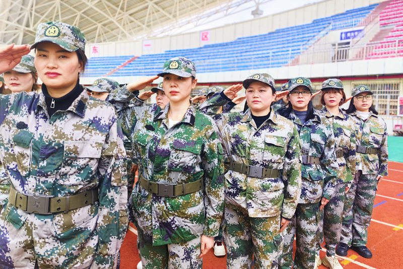 市西街道“三項(xiàng)教育”專項(xiàng)行動(dòng)軍事訓(xùn)練在三板橋奧林匹克體育場(chǎng)正式開(kāi)訓(xùn)。劉蘇黔攝
