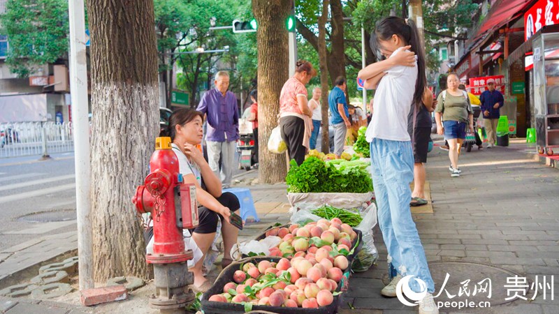 菜農(nóng)到達(dá)市區(qū)售賣瓜果蔬菜。人民網(wǎng) 陽茜攝.jpg