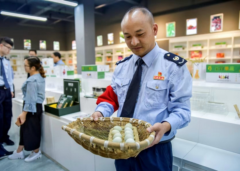 圖為國家稅務總局畢節(jié)高新區(qū)稅務分局派駐赫章雙坪鄉(xiāng)的第一書記周榮正為村民售賣雞蛋。村委會供圖