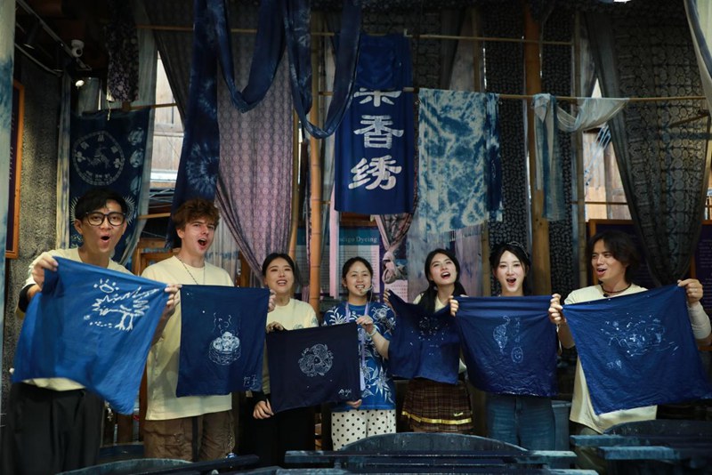 嘉賓們跟著村民陸玉梅學(xué)習(xí)蠟染。