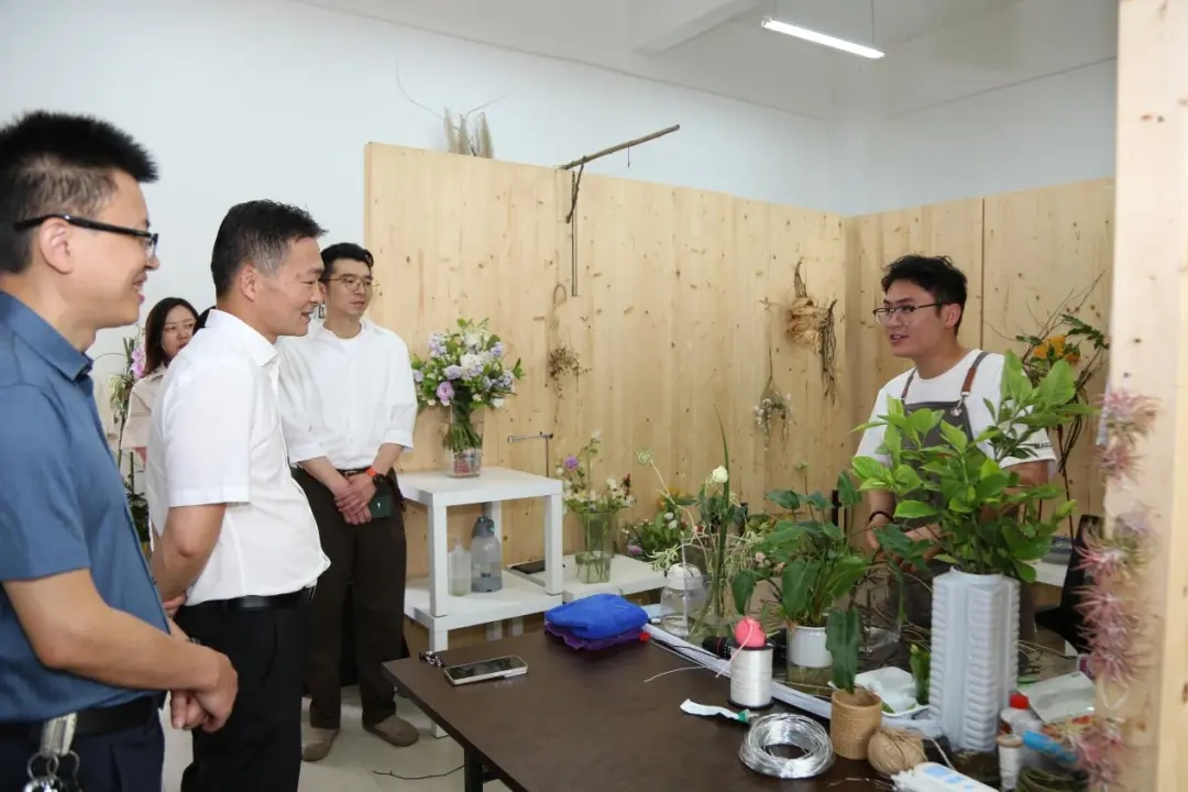 肖震看望慰問(wèn)花藝賽項(xiàng)備賽選手。龍毅攝