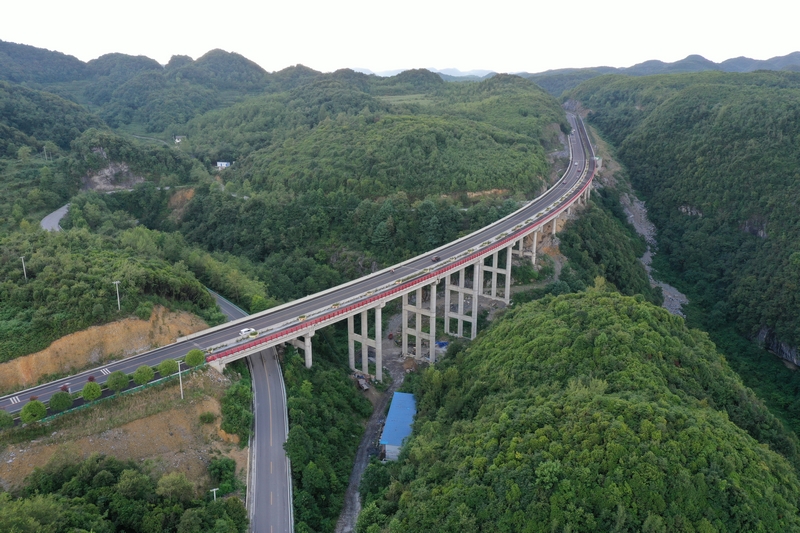 百里杜鵑旅游公路一角。