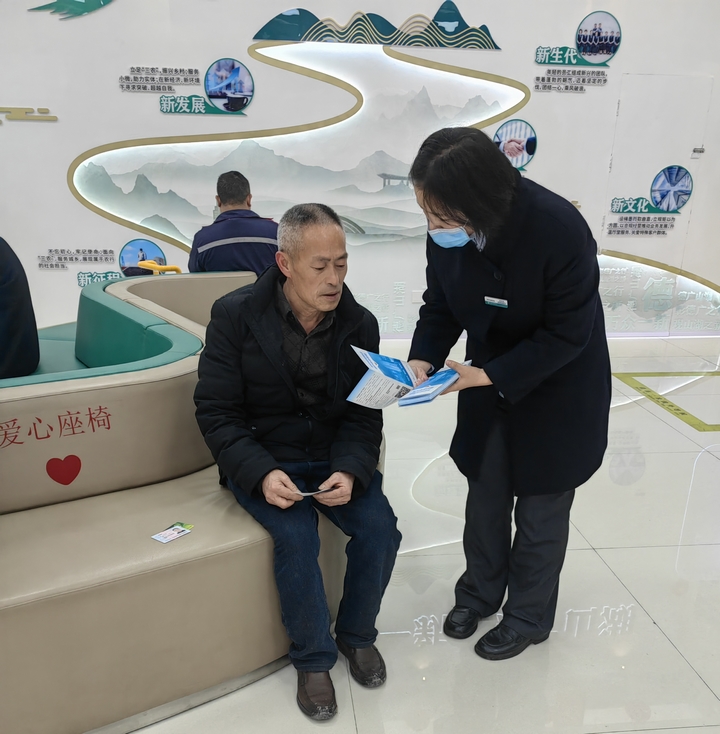 農行貴陽分行網點工作人員向老年客戶介紹安全用卡金融知識。