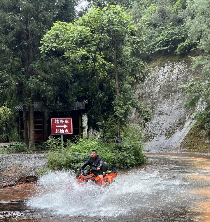 2、習水大坡飛鴿林場，越野車水中穿行，暢享 “車在畫中游” 的避暑野趣 。習水縣融媒體中心供圖.jpg