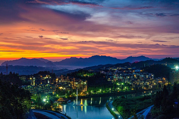 習水寨壩云嶺翠湖夜景：晚霞映山水，詩畫田園里的清涼旅居夜。習水縣融媒體中心供圖.jpg