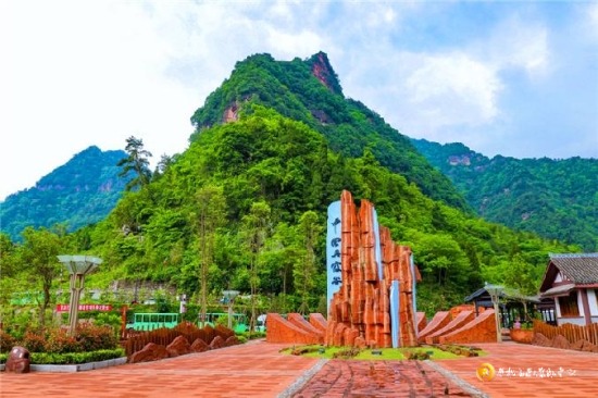 習水丹霞谷，千峰競秀碧水繞，摩崖石窟與工業(yè)遺址藏古韻，避暑佳處。習水縣融媒體中心供圖.jpg