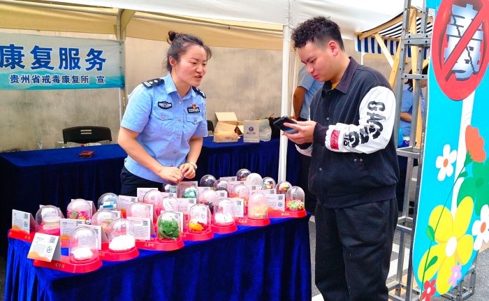 群眾在民警的指導(dǎo)下，用手機(jī)掃碼了解毒品詳細(xì)的特征.jpg