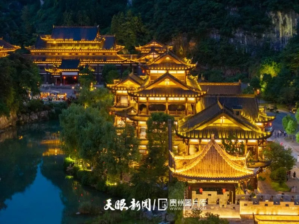 織金平遠古鎮(zhèn)燈火闌珊，那金色的光芒如絲線般交織，將亭臺樓閣、軒榭廊坊映照得美輪美奐。王洋/攝