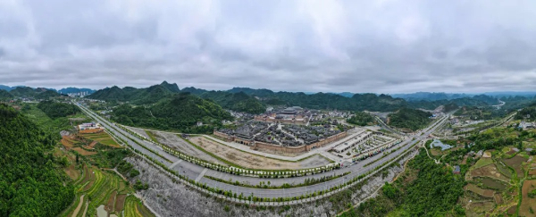 都勻秦漢影視城，是集影視劇創(chuàng)作攝制、文化旅游創(chuàng)意互動，度假旅游和文化旅游產(chǎn)業(yè)等一體的全影視產(chǎn)業(yè)項目。胡國鑫/攝