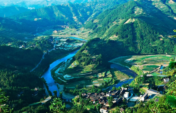 凱里巴拉河畔，村寨依山而建，層層疊疊的吊腳樓掩映在蒼林翠木之中。System/攝