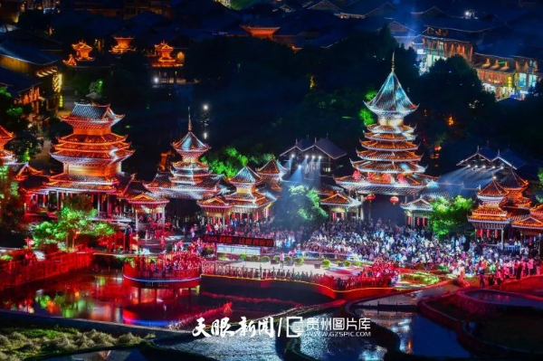 侗族群眾在黎平縣肇興侗寨，為游客演唱侗族大歌。盧忠南/攝