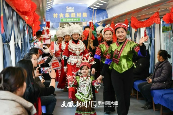 綠皮火車變身移動舞臺，上演精彩的“村T”“村晚”，為沿途旅客帶來別開生面的視聽盛宴。梁文/攝