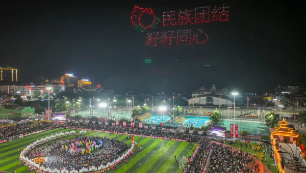 2025貴州村超開幕式暨“村超村晚”場面熱鬧非凡，民族風(fēng)與體育激情在這里相互碰撞。尹剛/攝