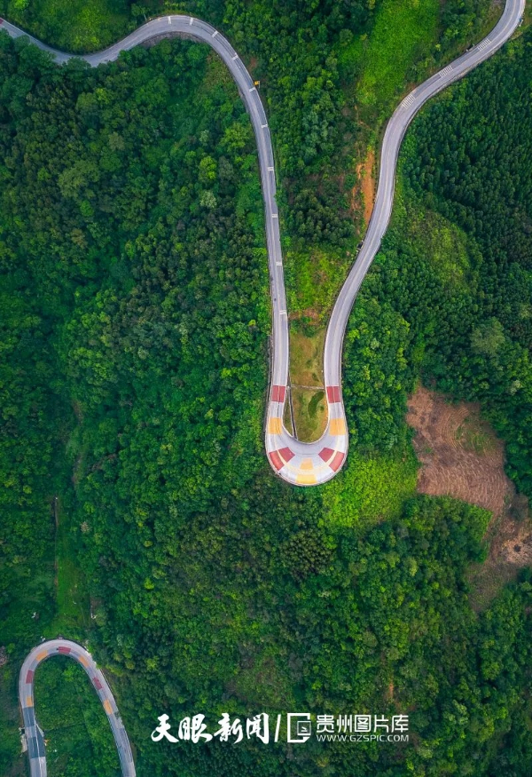 望謨縣壩康坡，全國美麗公路之一的G552線，在這里形成180°大拐彎。張帆/攝