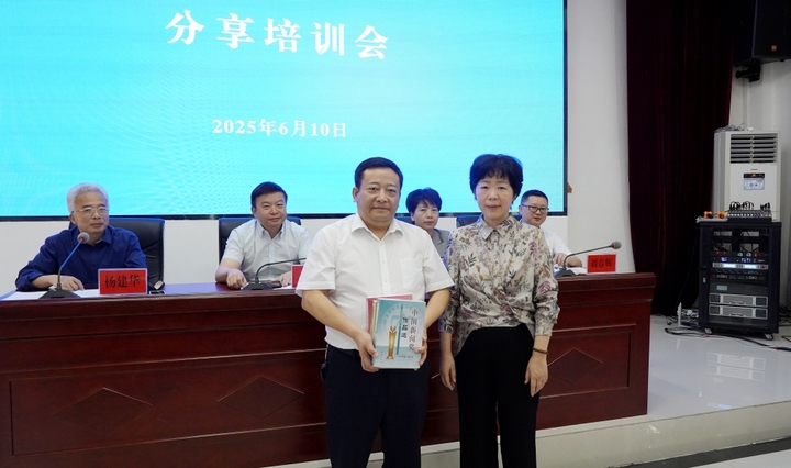 貴州省廣播電視協(xié)會向甕安縣融媒體中心贈送了《中國新聞獎作品選》。.jpg