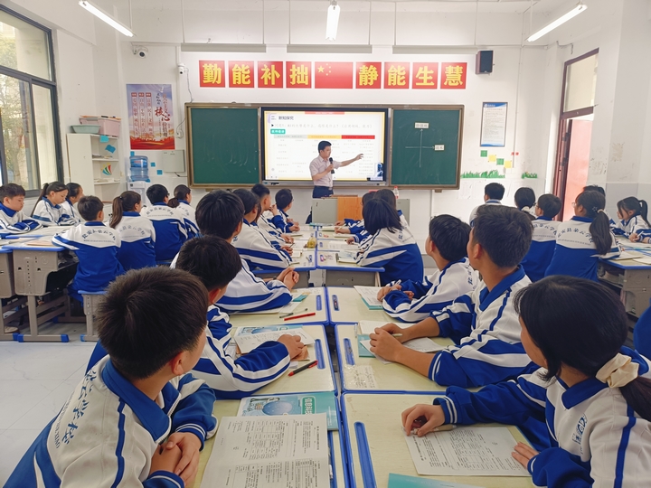《人工智能的優(yōu)勢(shì)與局限》課程講座。.jpg