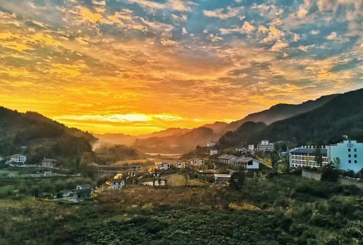 圖為：開陽(yáng)縣十畫廊美景.jpg