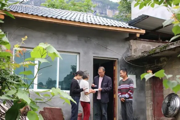 印江自治縣板溪鎮(zhèn)臺(tái)旺村黨員干部走訪群眾。.jpg