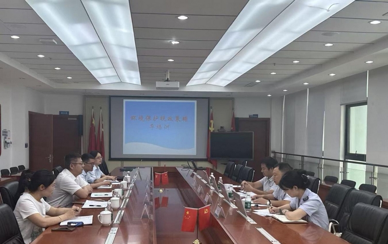 圖為稅務(wù)局工作人員到企業(yè)開(kāi)展宣傳輔導(dǎo)。李鴻慶攝