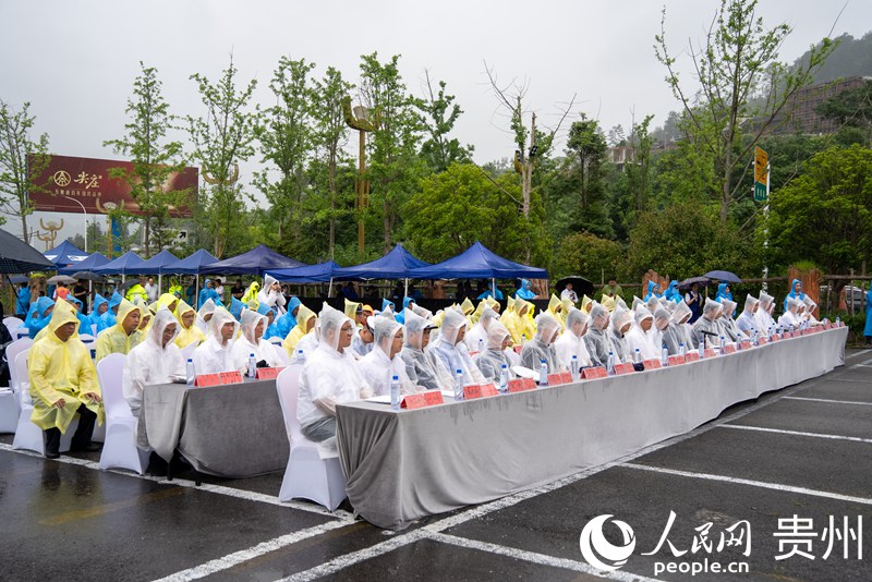 貴州高速集團2025年高速公路防汛搶險綜合應(yīng)急救援演練現(xiàn)場。人民網(wǎng)記者 涂敏攝