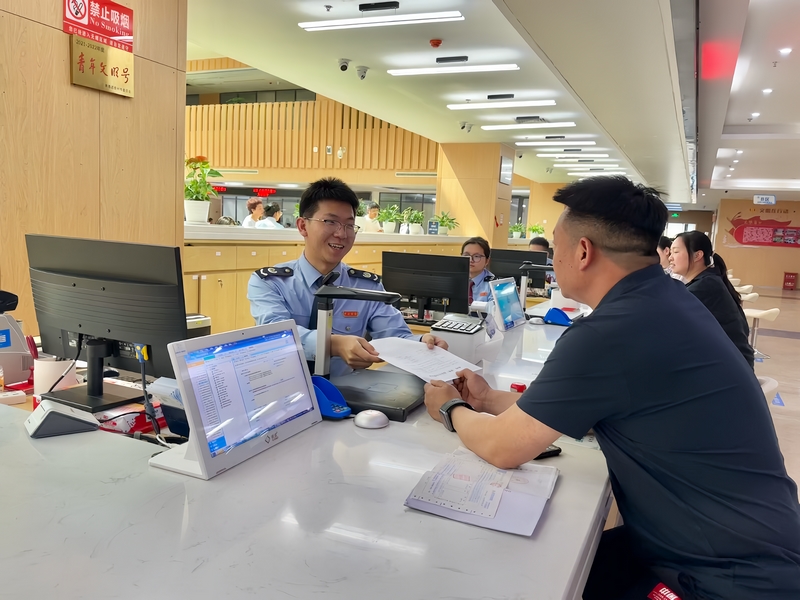 圖為 稅務窗口為A級納稅人優(yōu)先辦理涉稅業(yè)務。李琪攝
