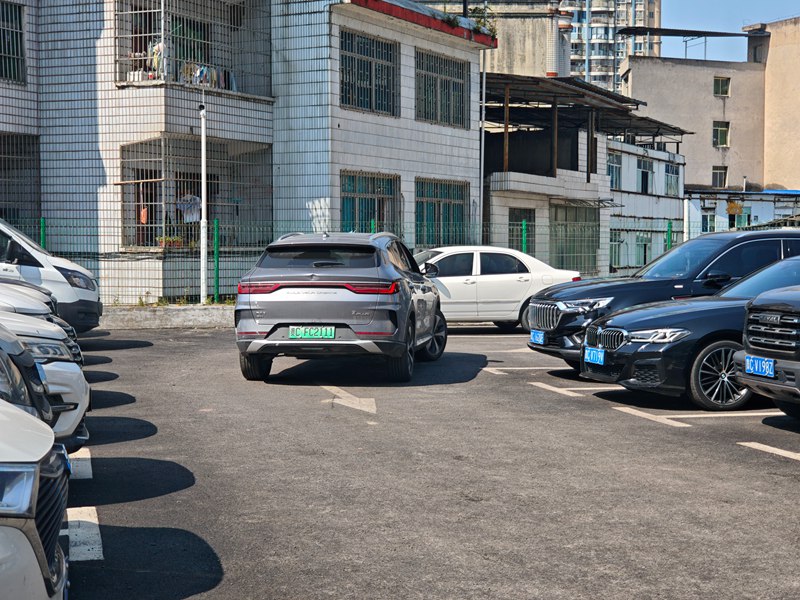 老地稅停車(chē)場(chǎng)。