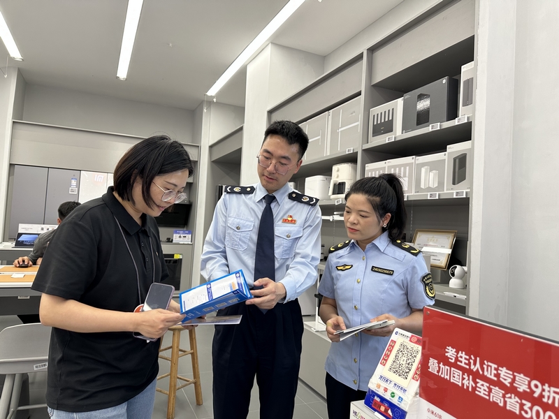 稅務(wù)人員聯(lián)合市場(chǎng)監(jiān)管部門為商戶答疑解惑。