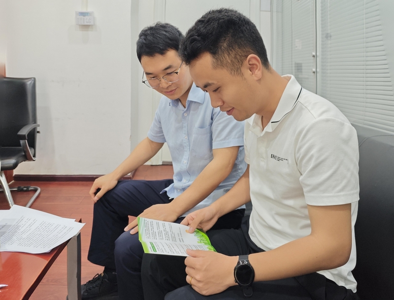 客戶經(jīng)理員向貸款客戶宣傳“陽光信貸”。