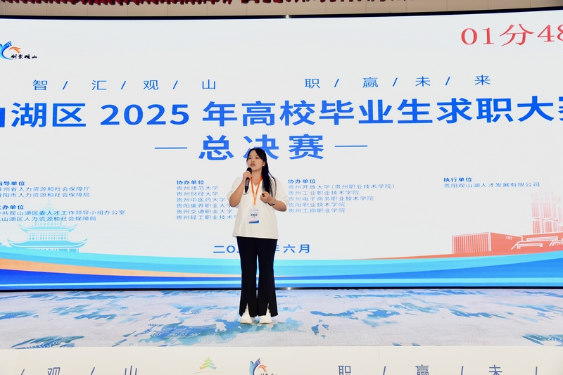 選手們依次上臺(tái)展示。