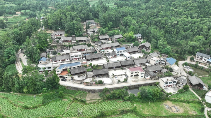 甕安縣嵐關(guān)鄉(xiāng)嵐關(guān)村村容村貌。.jpg