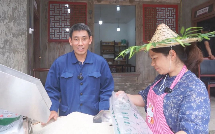 宋錫祥夫婦直播結(jié)束整理貨物。.jpg