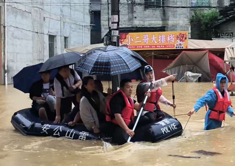 公安緊急轉(zhuǎn)移被困群眾。武警貴州供圖