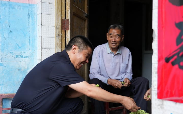 李方波和鄰居交談.jpg