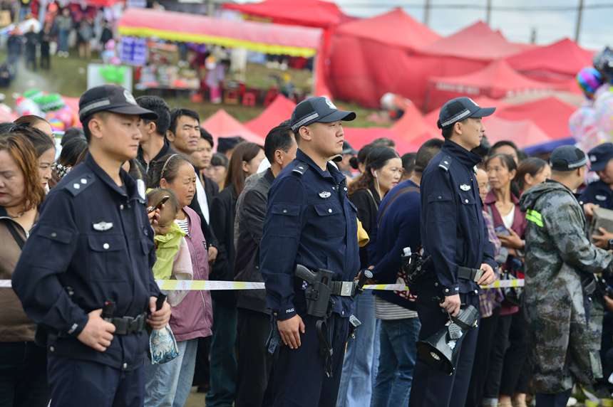 民輔警在珠藏鎮(zhèn)青山羊場“谷花節(jié)”安保。