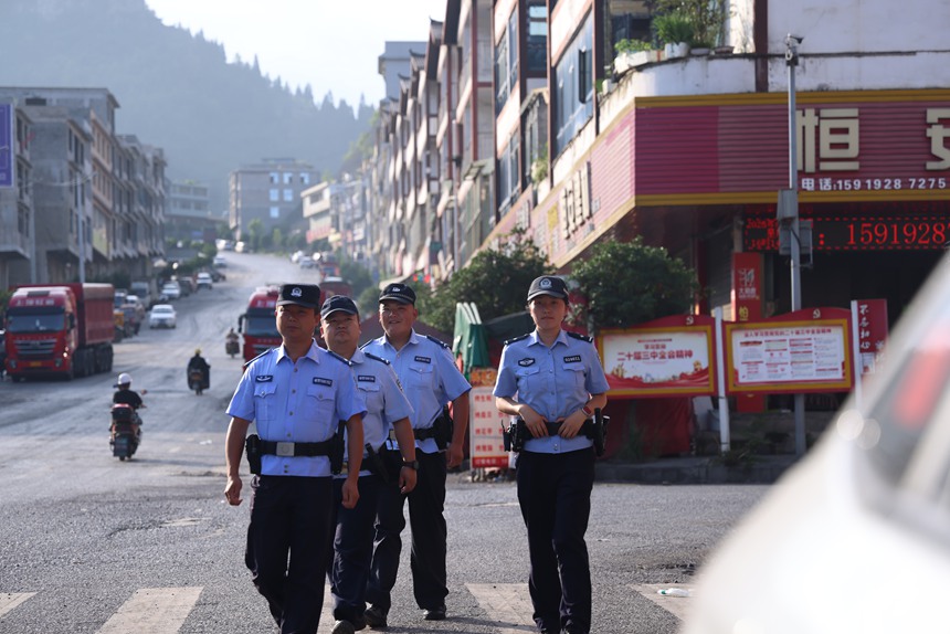 民輔警開展巡邏。
