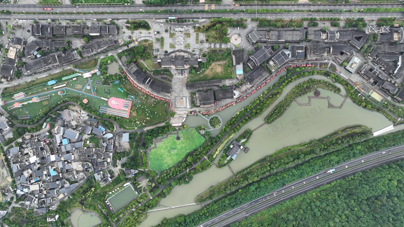 俯瞰雨后蓮花濕地公園。
