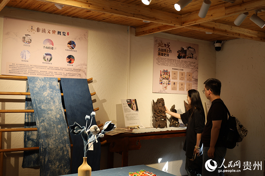 游客了解屯堡文化。人民網(wǎng) 李麗萍攝.jpg