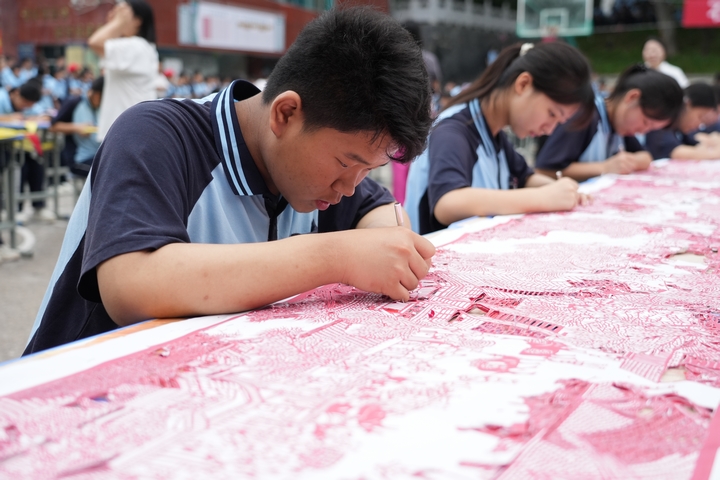 學(xué)生正在剪紙（民中供圖）.JPG