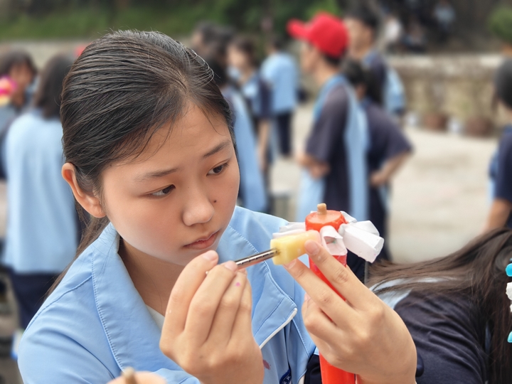 學(xué)生正在制作花燭03（民中供圖）.jpg