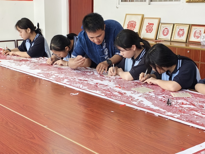 指導(dǎo)學(xué)生刻作品（何敏攝）.jpg