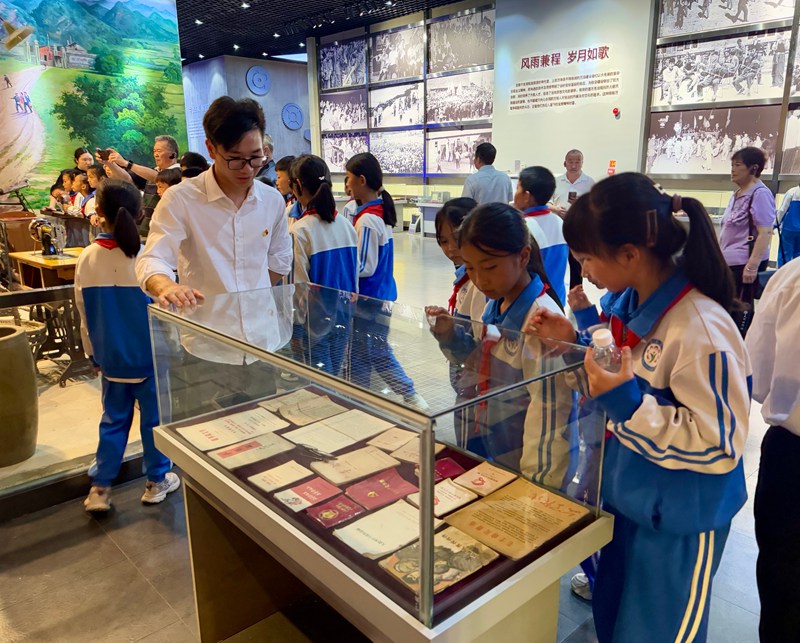 安順市關(guān)工委聯(lián)合平壩區(qū)關(guān)工委開展“游基地 學(xué)黨史”主題活動。