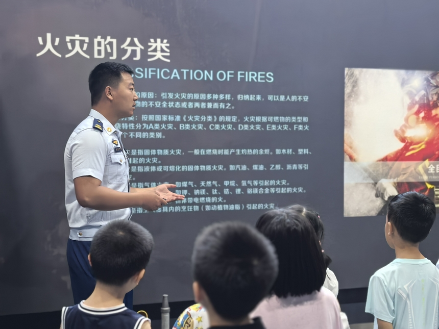 消防宣傳員引導(dǎo)親子家庭參觀了消防科普教育館。