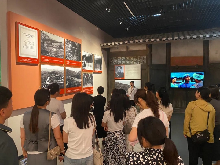 干部家屬參觀四渡赤水紀(jì)念館。習(xí)水縣融媒體中心供圖.jpg