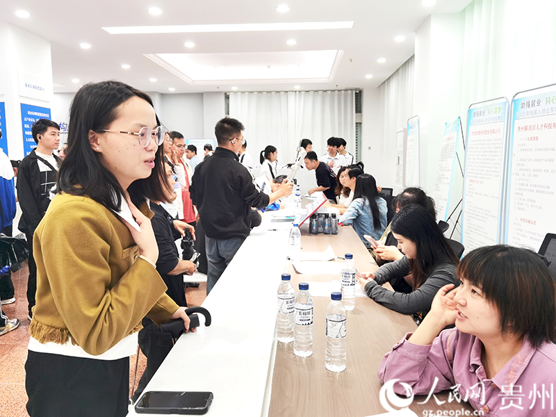 招聘會(huì)現(xiàn)場(chǎng)。人民網(wǎng)記者 王秀芳攝