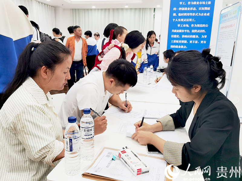 招聘會(huì)現(xiàn)場(chǎng)。人民網(wǎng)記者 王秀芳攝